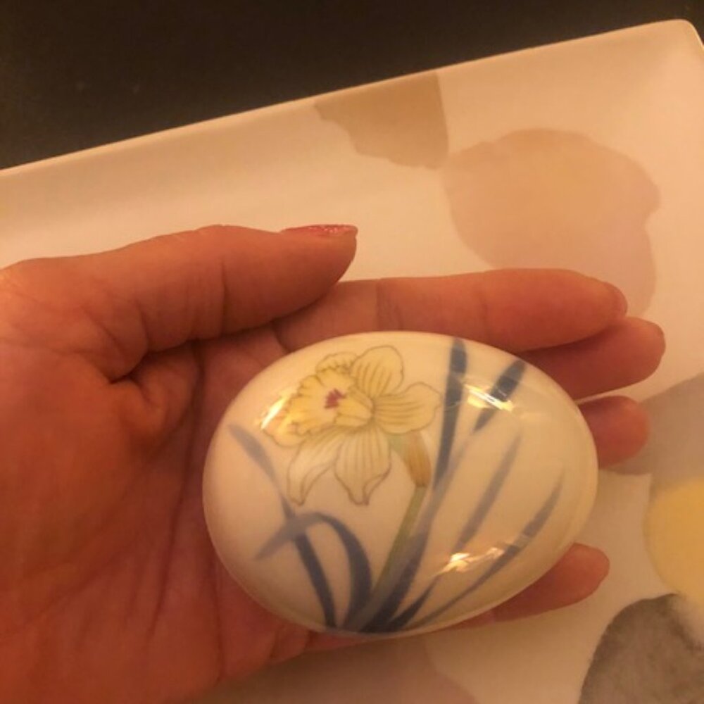 Danbury Mint Porcelain Easter Egg Trinket Box - Picture 2 of 9
